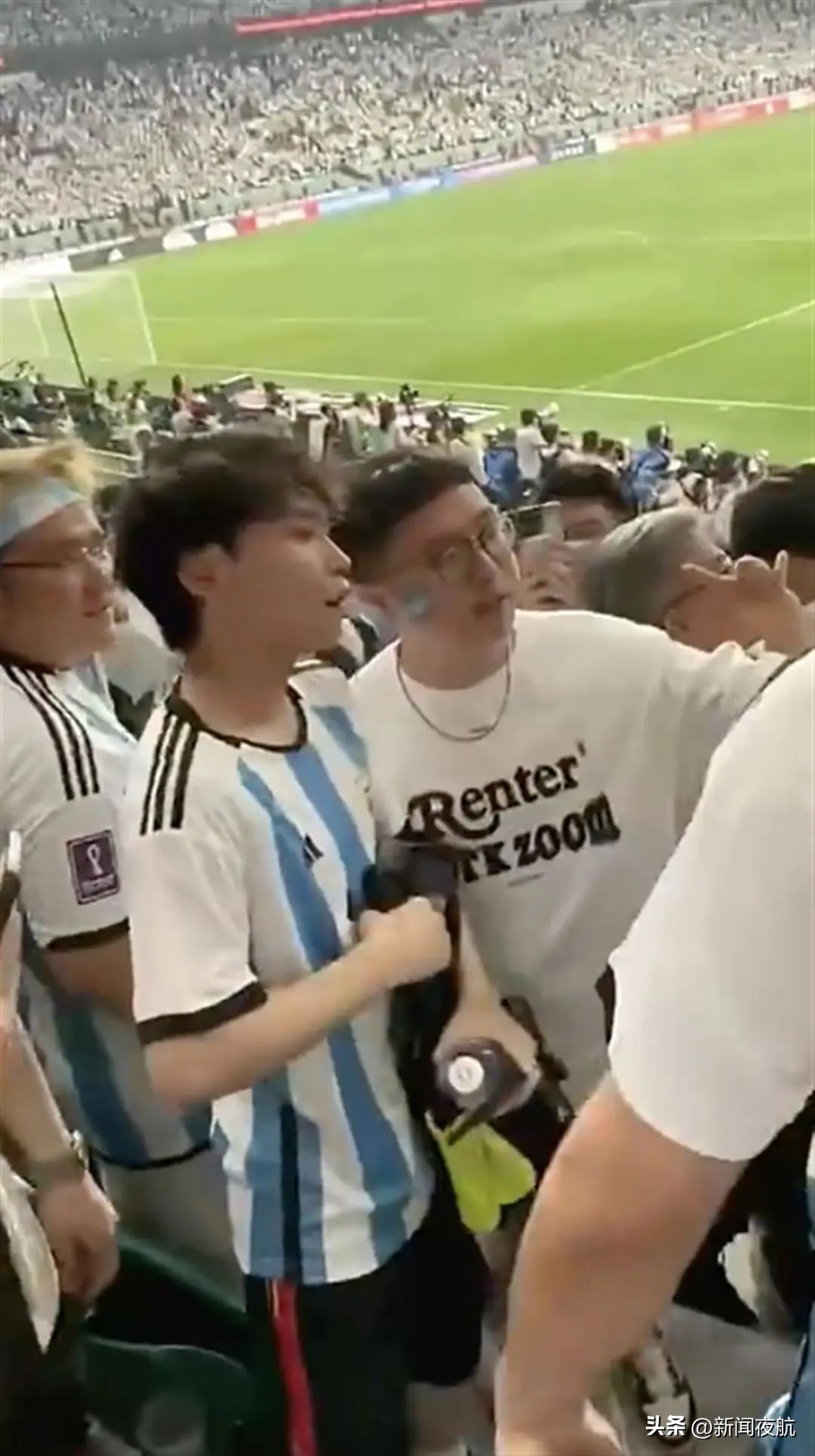 拥抱梅西小伙子笑着被抬走,欧冠梅西球迷冲进球场被抬走