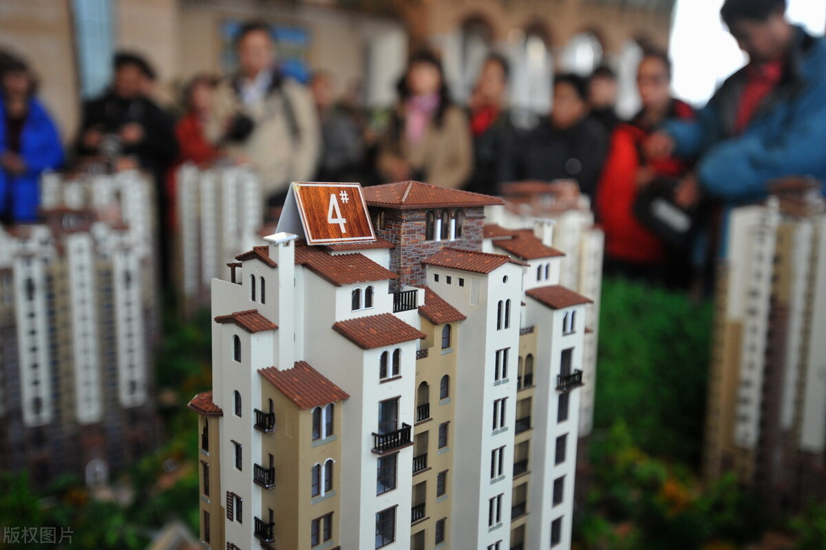 买房的房贷每个月利息比本金都高,房贷利息是房子的多少