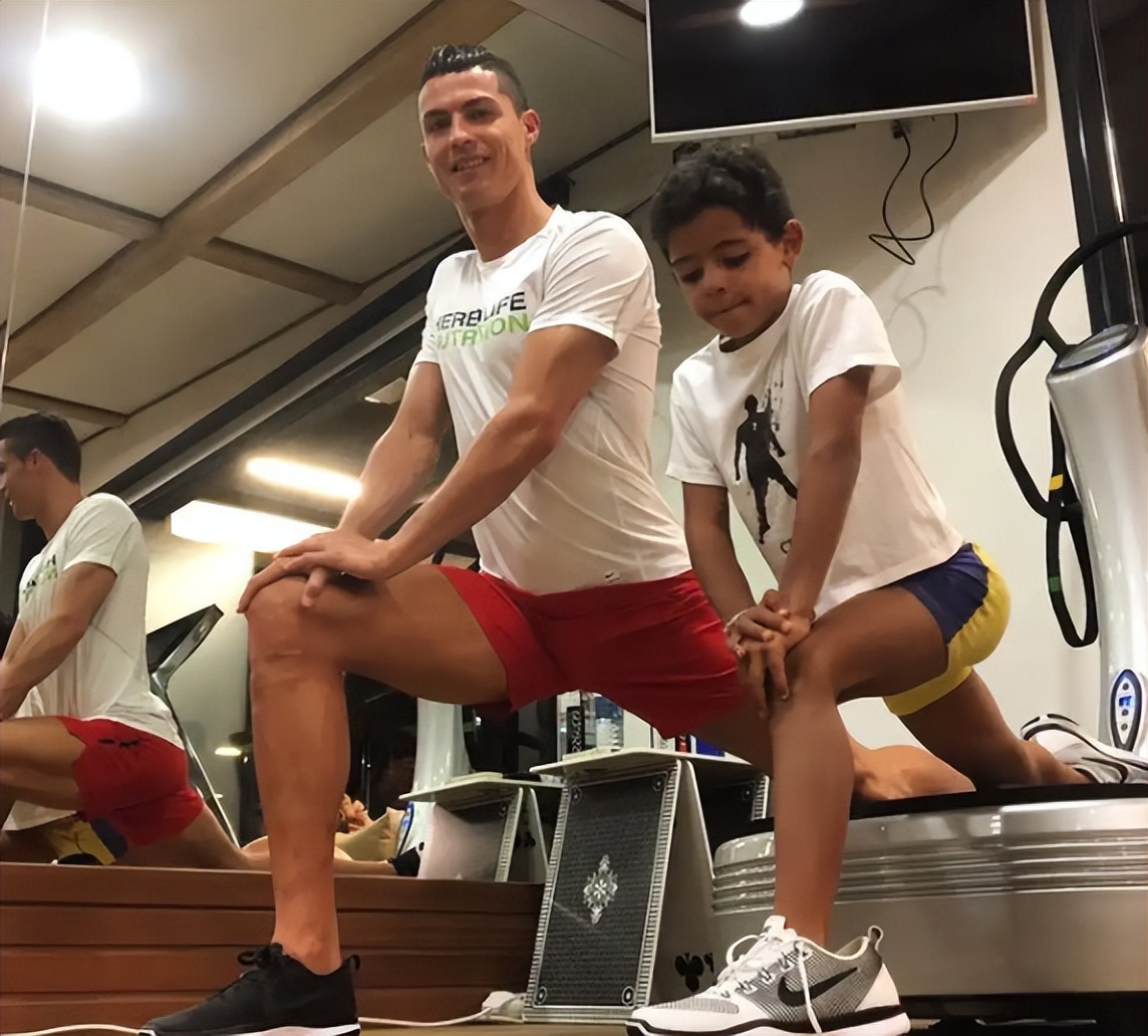 自律C罗,c罗的腹肌和乔治娜魔鬼身材