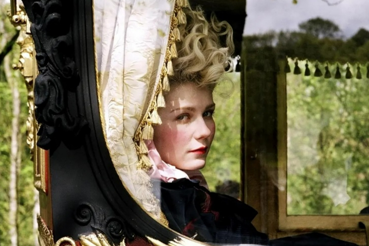 她14岁远嫁法国，被路易十六捧在手心，生活奢靡38岁被送上断头台