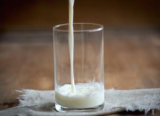 牛奶和橘子同食会怎么样,女子同食橘子