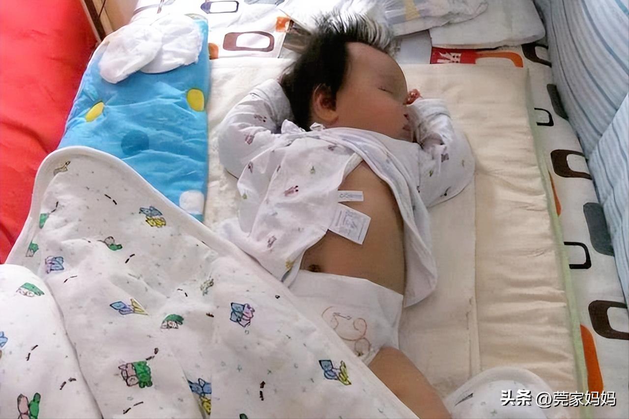 天凉了孩子老踢被？原因不仅仅是热，5招应对让娃安睡一整晚
