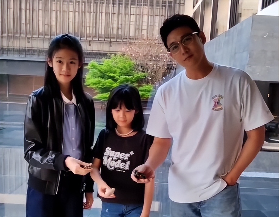 盘手串的小学生,现在的小学生盘串