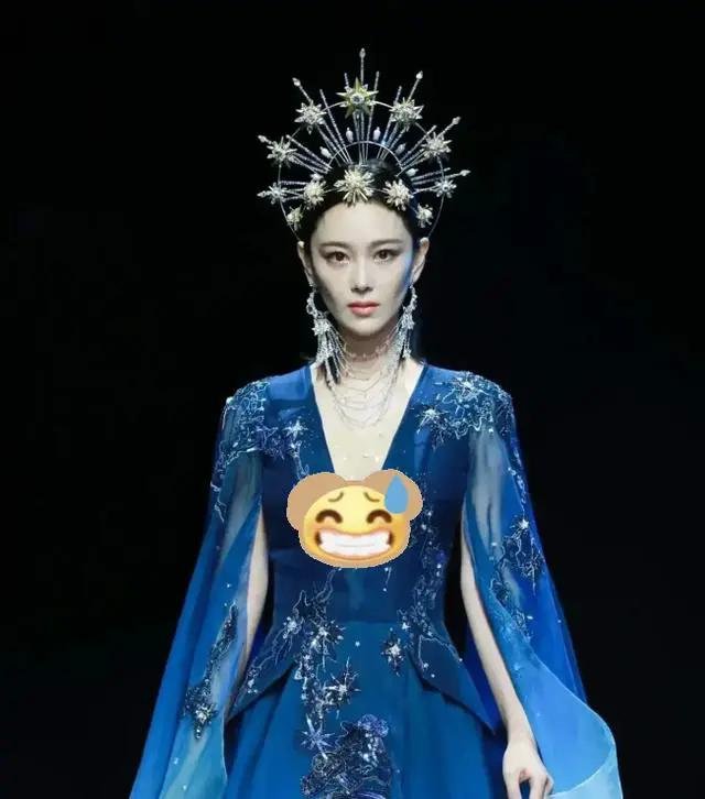 张馨予何捷婚礼晚礼服,张馨予深v礼服