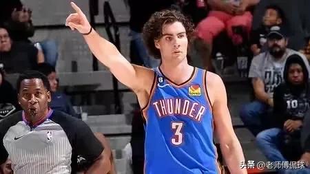 戴维斯爆砍34分21板,戴维斯打满全场的比赛