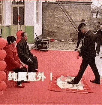 大爷你这是刚挖煤回来吗，另外你这车还挺个性的，这方向盘牛