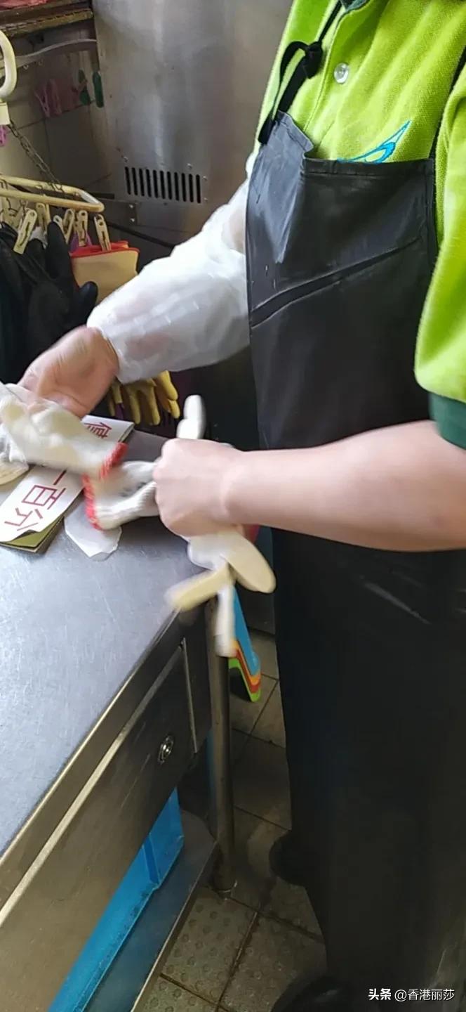 57岁大姐香港洗碗工月入过万，身体不适不敢请假，心里酸楚话谁知