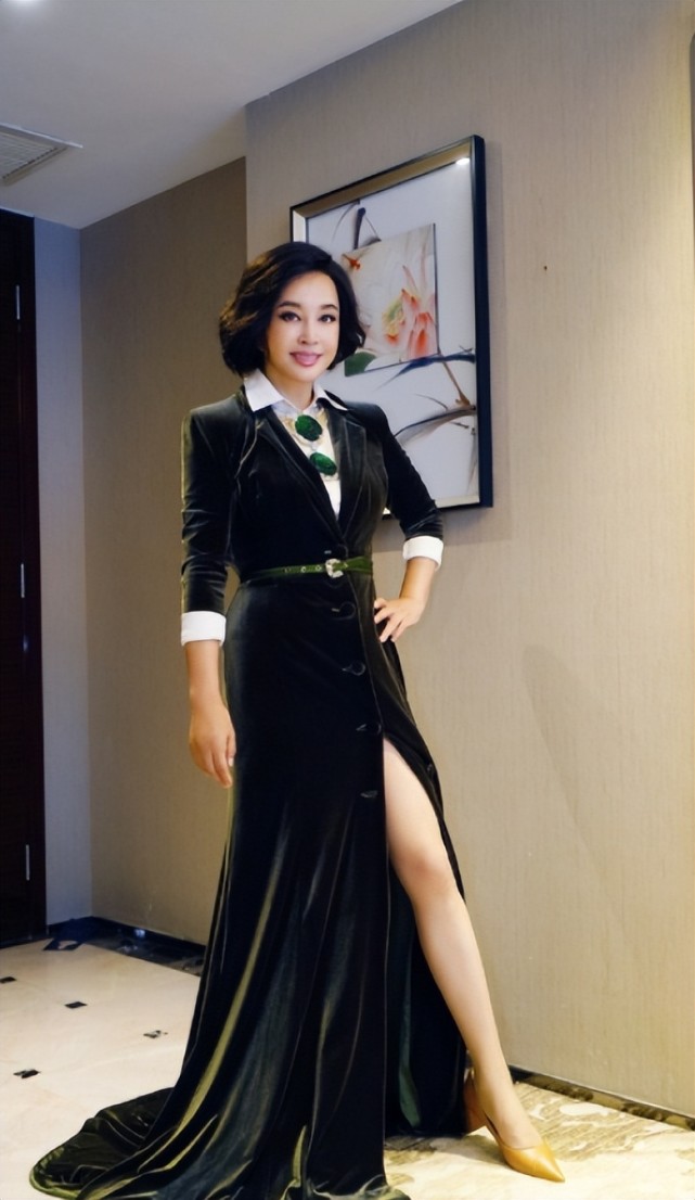 刘晓庆白衫牛仔短裤,刘晓庆穿黑色吊带衫