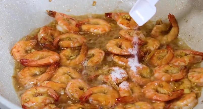 正宗蒜蓉大虾的做法简单,蒜蓉大虾配米饭