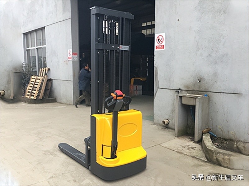 小型电动叉车堆高车,手推电动堆高车需要叉车证吗