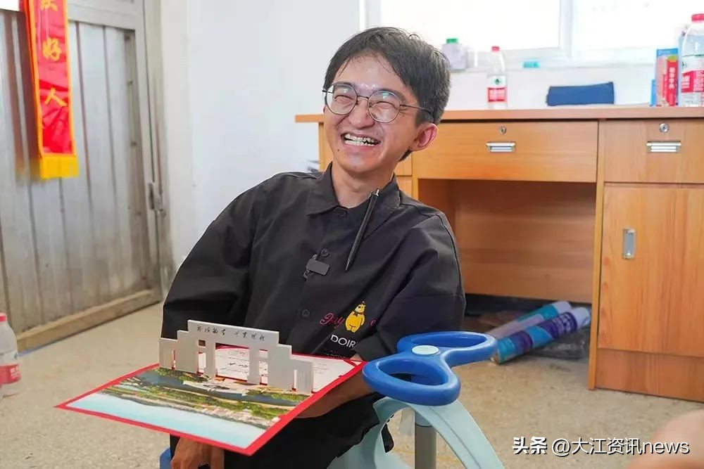 扭扭车男孩卡通,扭扭车男孩站起来