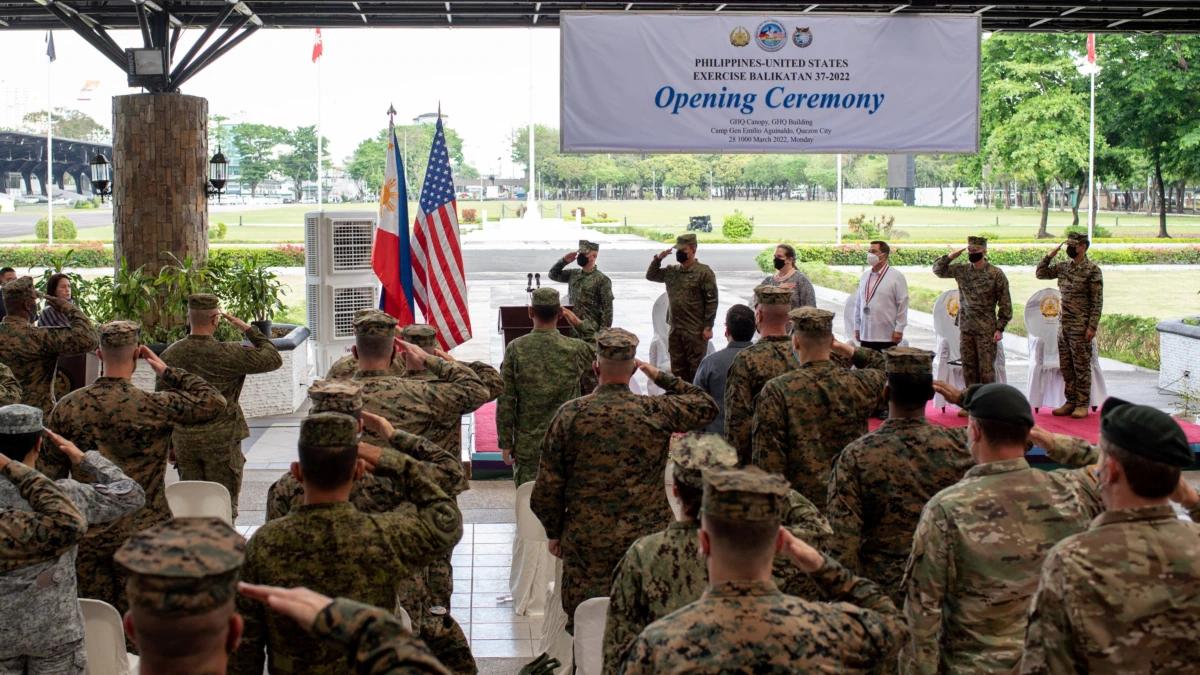 菲律宾想与美国签自贸协议,被拒绝后,秦刚外长,收到菲方邀请信