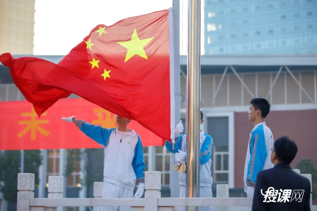 开学季校园展示打卡,开学啦冰墩墩小学生积极向上图片