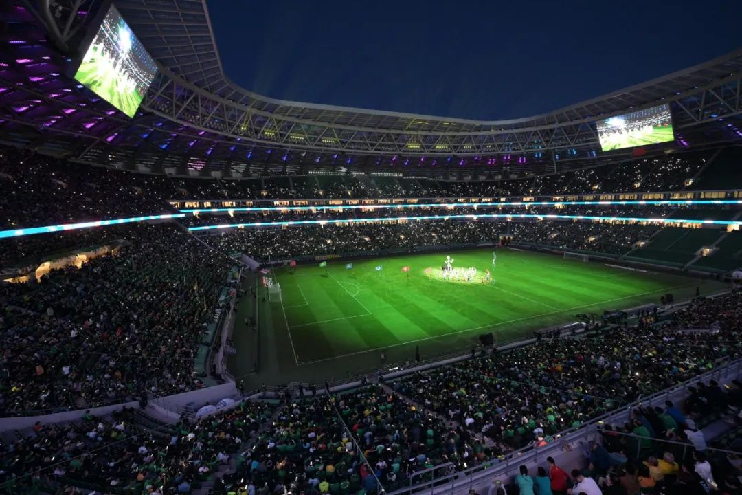 足球场天亮了,天亮了中央民族大学