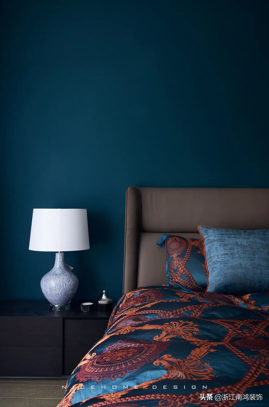 高级灰格调诠释空间质感美学,原木侘寂风理性而优雅的空间艺术