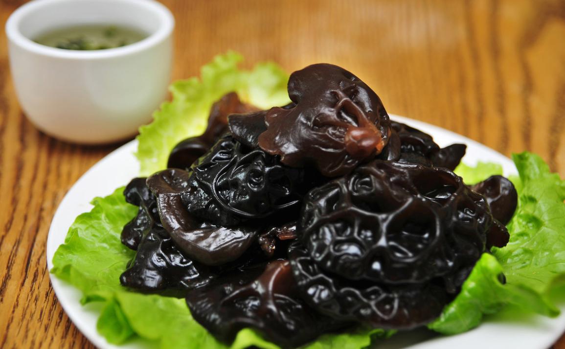泡发黑木耳多长时间会中毒,黑木耳不能长时间泡辟谣