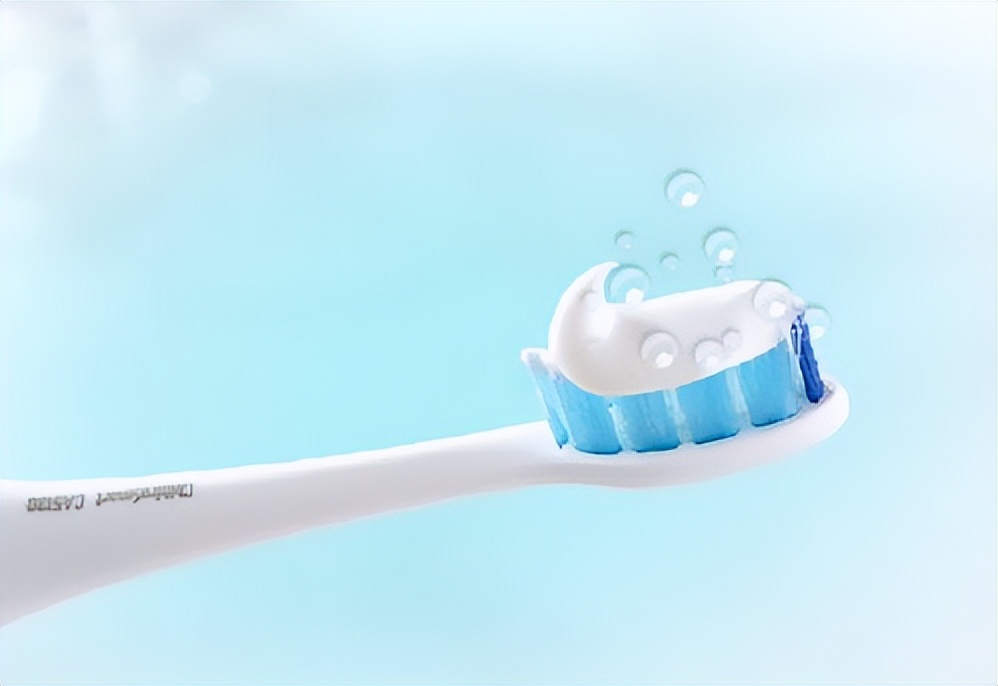 买牙膏时2种牙膏不建议购买,买牙膏含氟的好还是不含氟的好