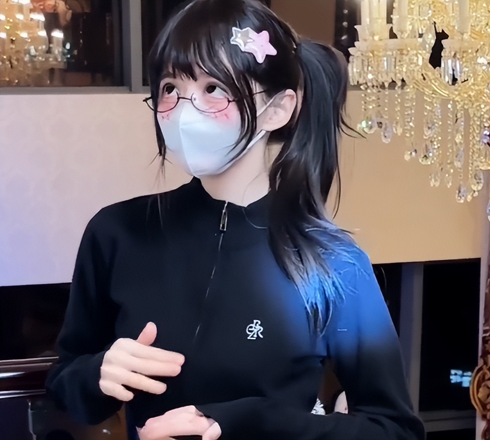 蔡萝莉穿背心很酷,网红蔡萝莉身材