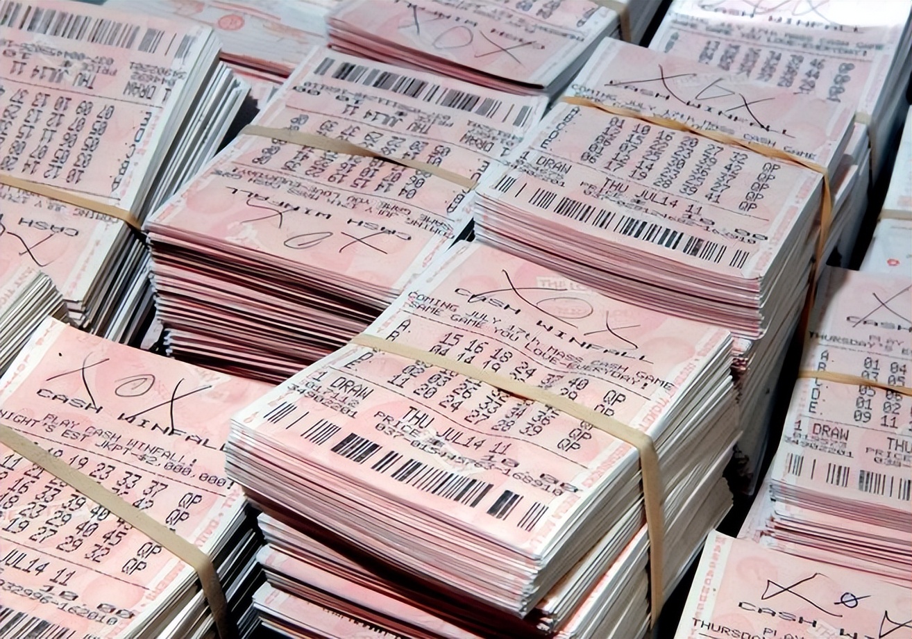 美国19岁小伙买彩票中了1千万,英国大叔买彩票中5800万