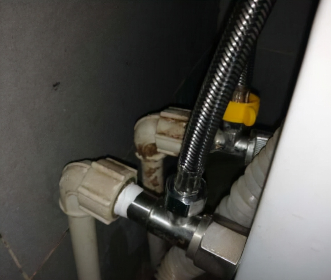 家里水管漏水怎么办最简单的方法,室内水管漏水各种修补方法