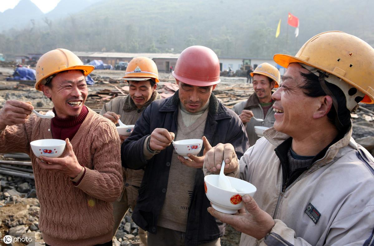 为什么民工一天能挣4500,为什么农民工一天能挣300元