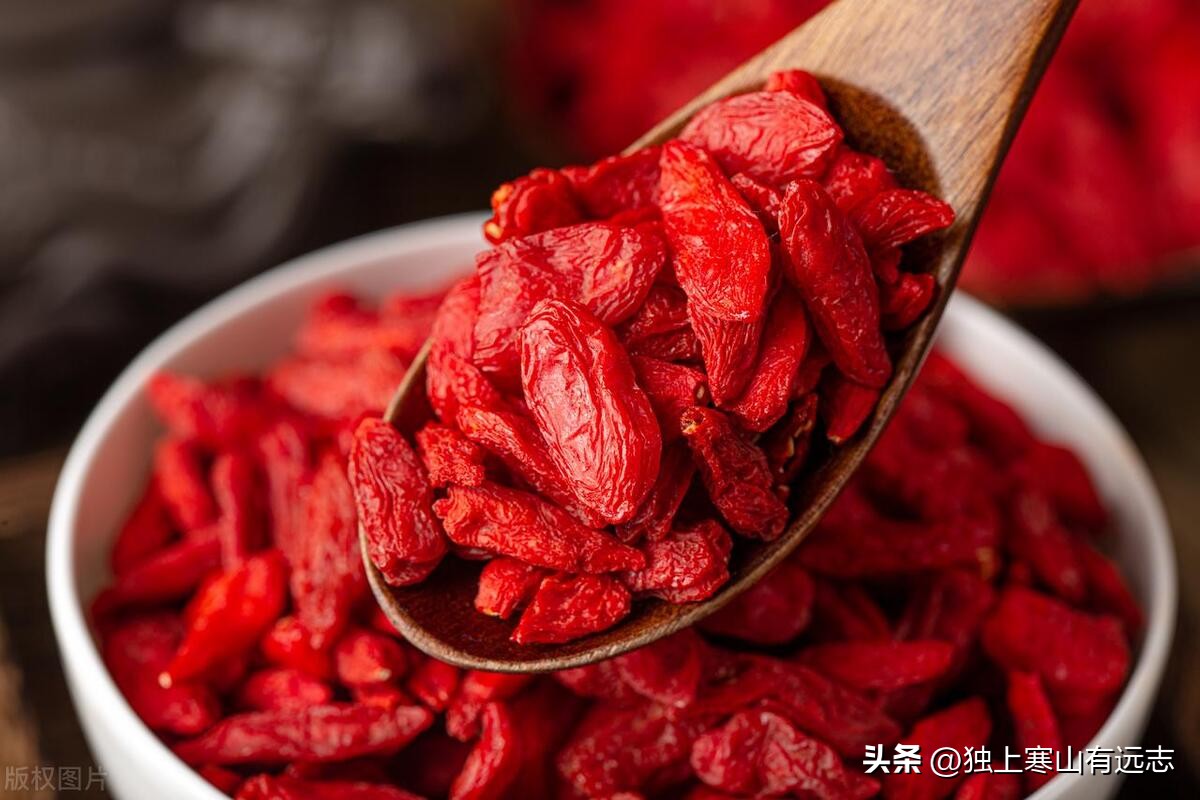 饮食里的中药之枸杞：子，补肝肾益精明目；根，凉血清肺降火