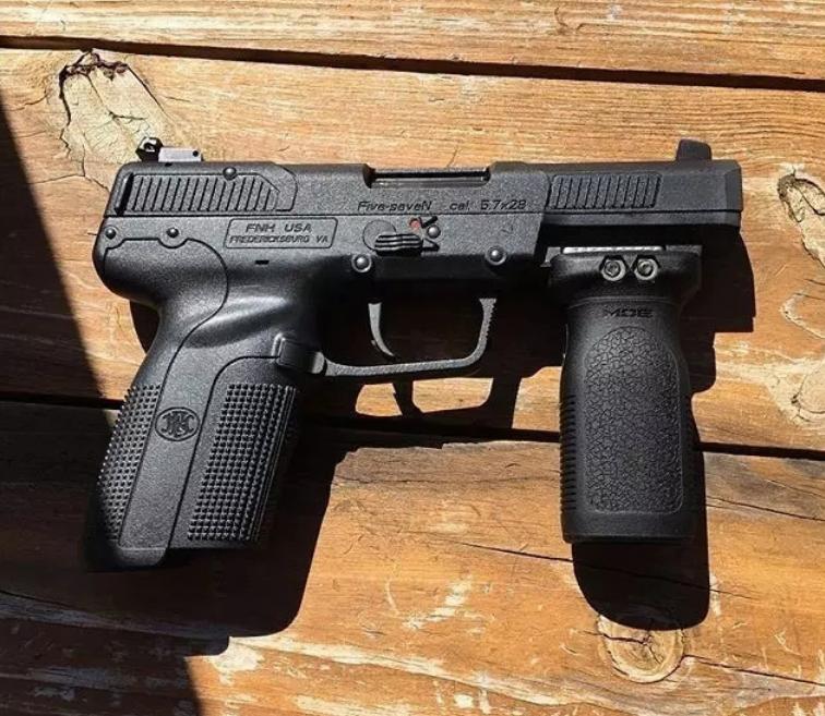 fn57冲锋手枪,防弹衣像纸糊的一样