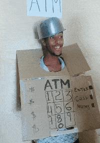 “姑娘你不能挡一下那里么？那东西让人看了很难为情”哈哈哈