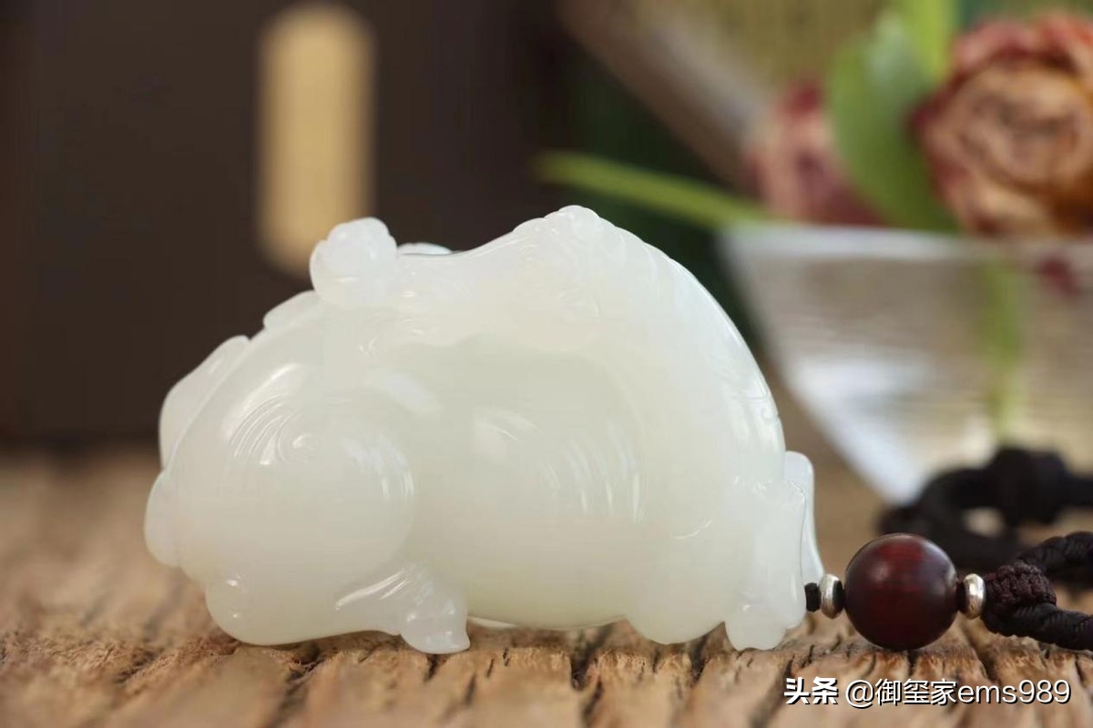 和田羊脂白玉真的不沾水吗,和田玉籽料不牛皮的值钱吗