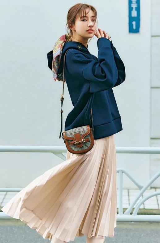 春天穿搭女2022高级感卫衣,卫衣配什么裙子好看春天