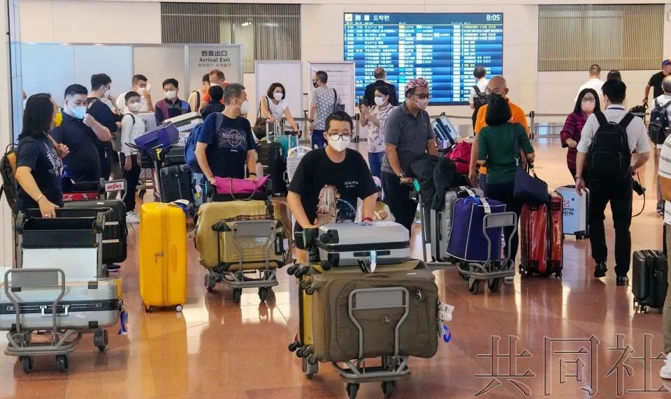 海外游客在日本爆买珠宝奢侈品,日本游客到中国疯狂购物