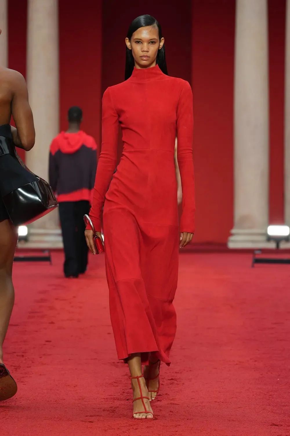 米兰时装周入选前十唯一华人,米兰时装周第一排坐的谁