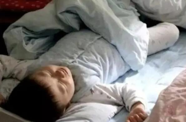 一个月的小孩爱踢被子是因为热吗,一岁宝宝盖被子就踢是热么