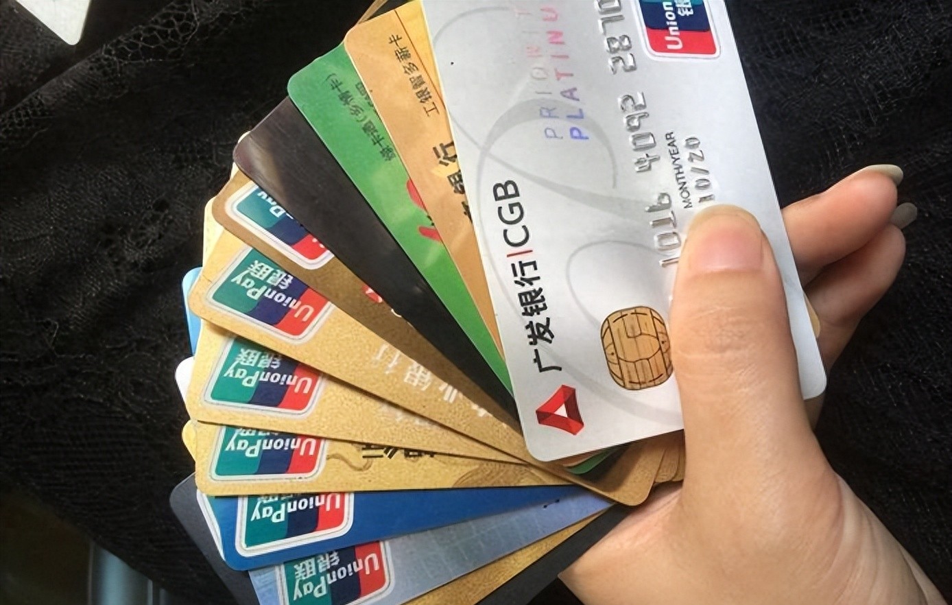 银行卡没钱了怎么办？是销户还是留着？银行员工：弄错了吃大亏！