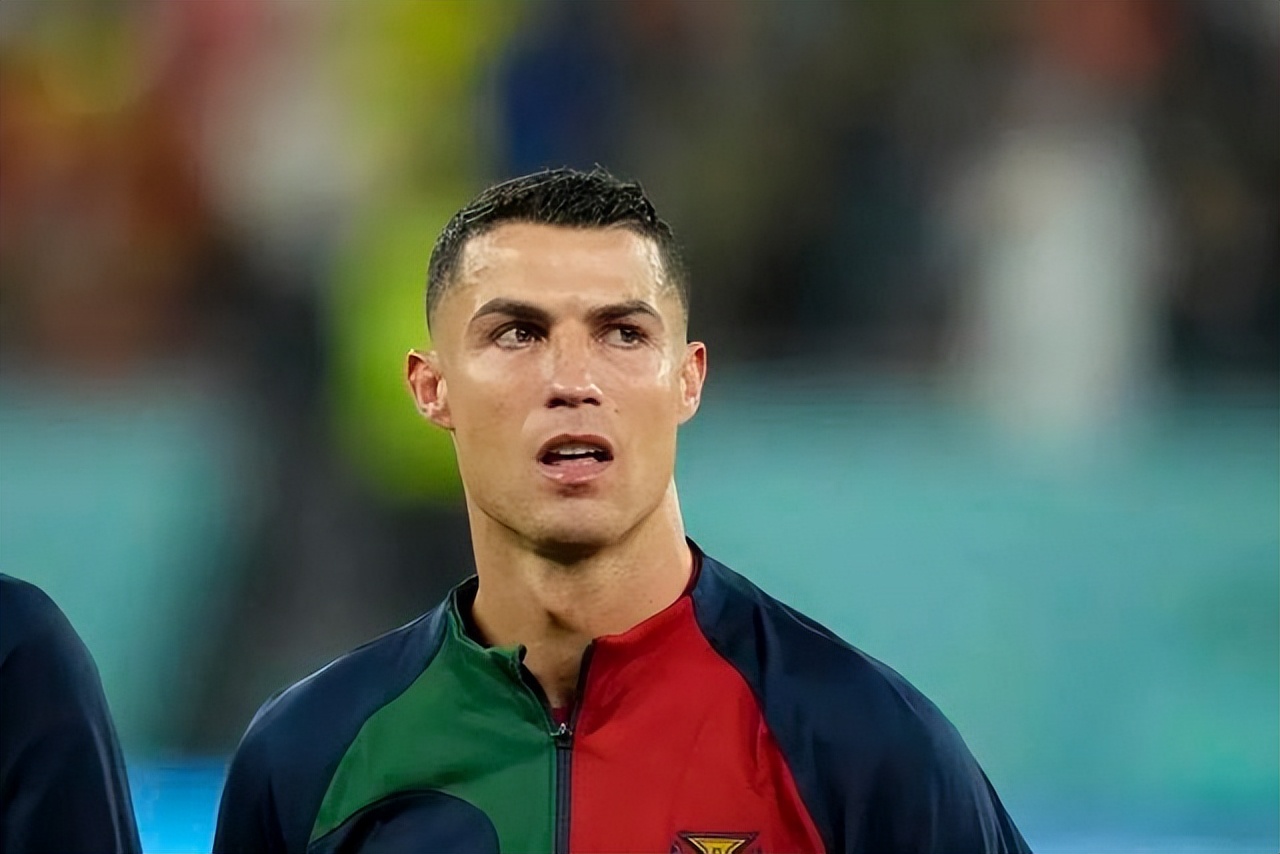 昏暗甬道中C罗无声哭泣的身影，救世主也救不了不信任他的球队