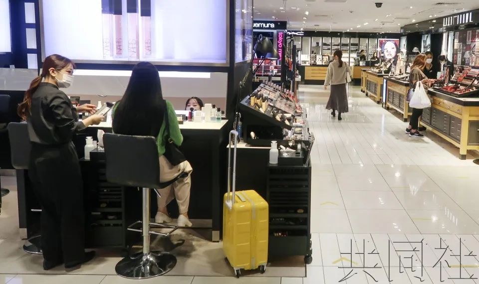 海外游客在日本爆买珠宝奢侈品,日本游客到中国疯狂购物