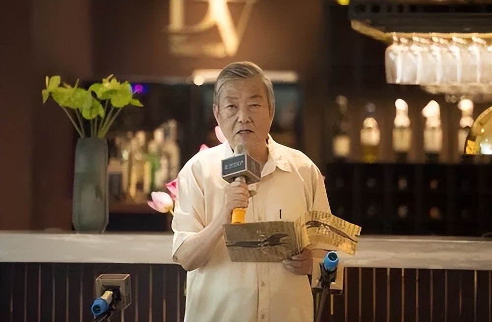 这首著名诗歌，你读过吗？评食指诗歌《疯狗》