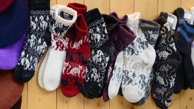 摆地摊一双袜子能赚多少钱,小伙摆地摊一晚赚1000