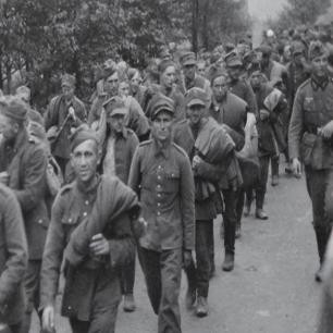 日军兽行：当着男人的面玷污了女儿，临走还残忍割下妻子乳房