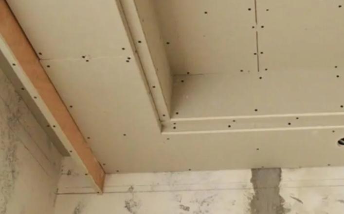 装修楼下天花板开裂谁的责任,楼上装修楼下天花板开裂怎么修补