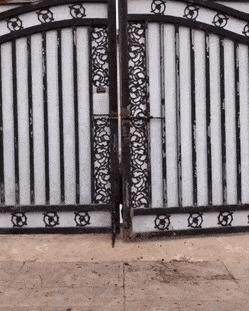 走路走累了躺下歇一歇,走路走累了坐地上