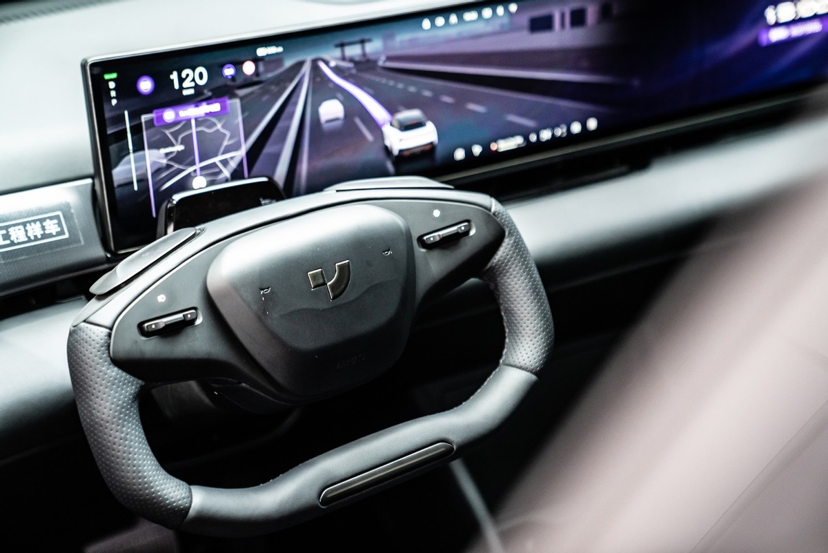 来看一个伪装成SUV的“机器人”