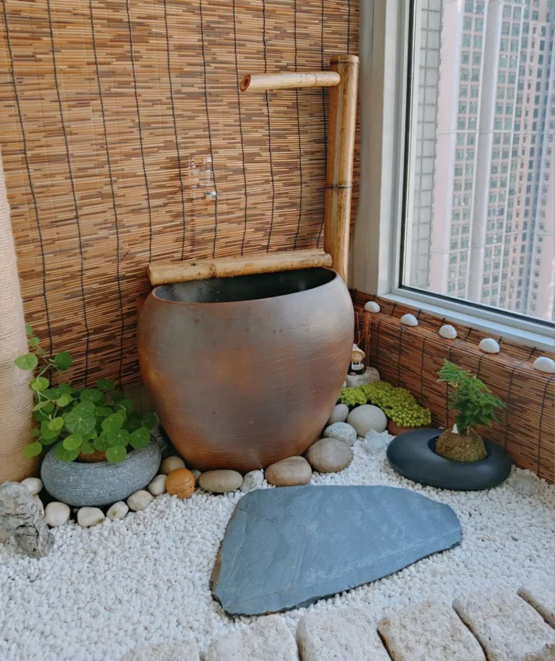 阳台用瓷砖好还是防腐木好,阳台地面铺防腐木好还是地砖好