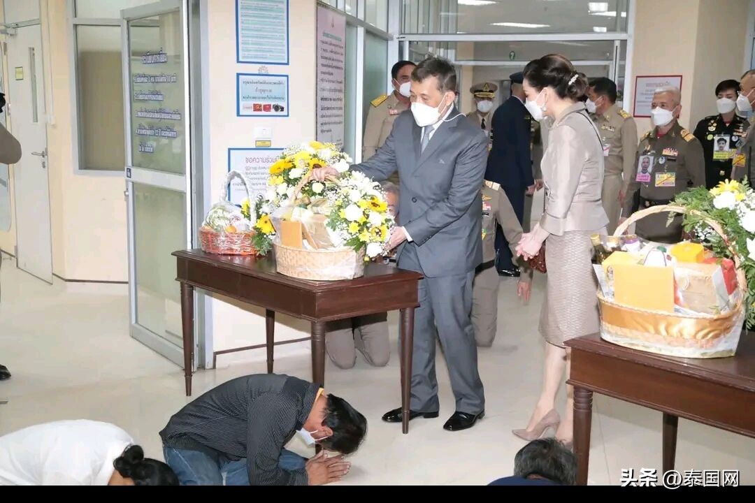 泰国国王王后慰问枪击案家属视频,泰国国王枪杀事件
