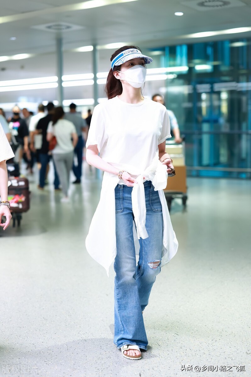 江疏影身穿简单白Tee搭配牛仔裤低调现身北京机场