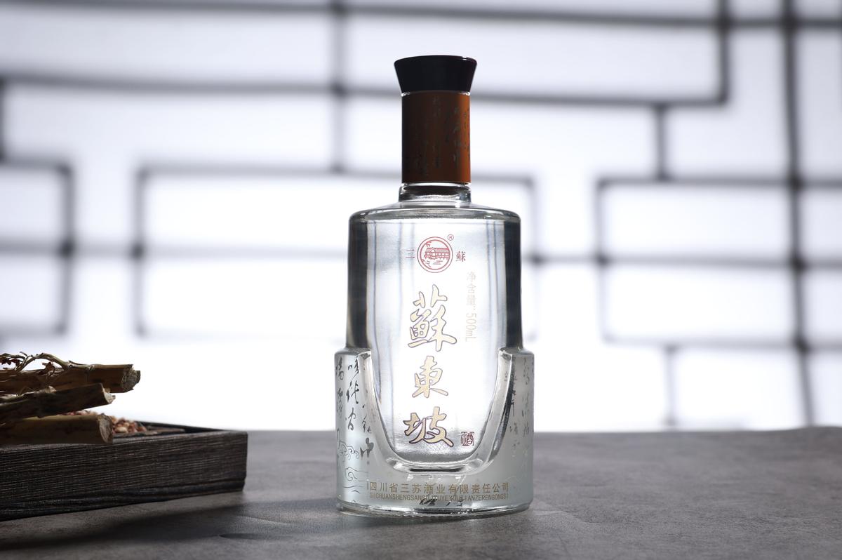 广东一大爷晒酒柜引发网友热议，行家：都是便宜酒，想买都买不到