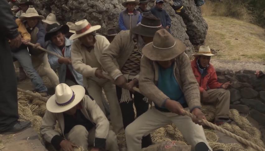 1000人用野草编织30米长的吊索桥，三天完工，每年都要换一次新桥