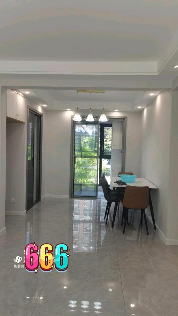 新房简单装修完工，客厅做双眼皮吊顶，电视墙材质是石膏线