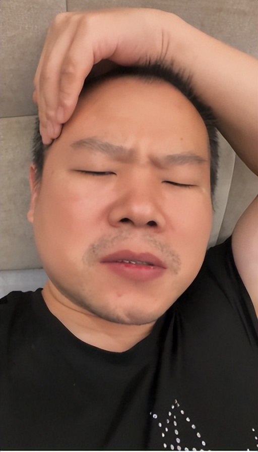 岳云鹏一家人整整齐齐，确诊感染新冠，不仅头疼腰疼还经常排气