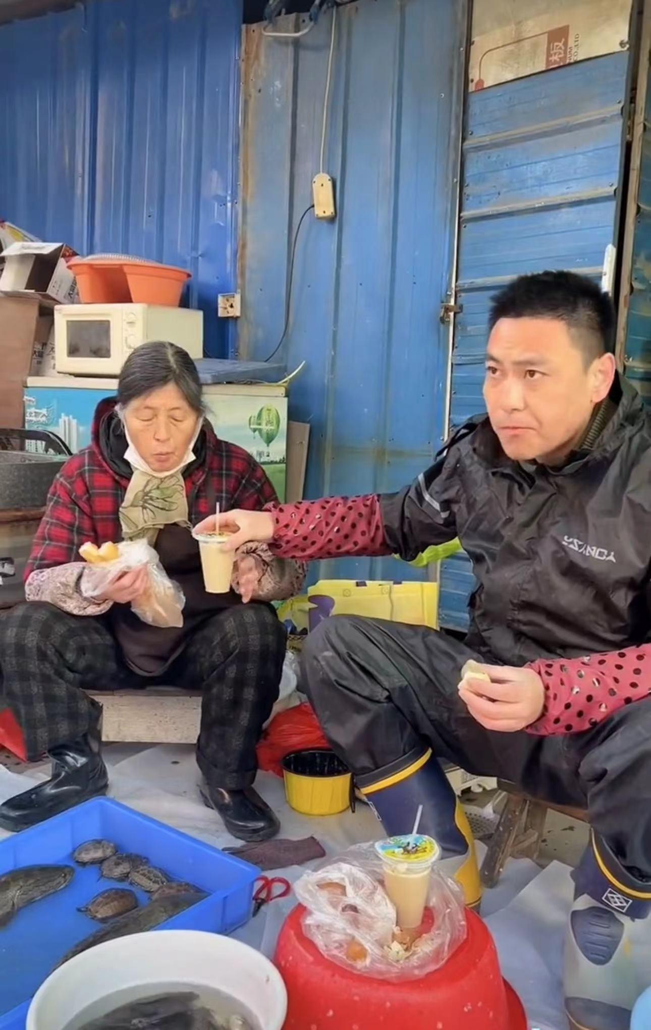 40岁演员无戏拍卖鱼近一年!路边摆地摊满身污垢,称喜欢现在生活